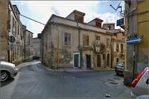 Lwenberg - frher Monteleone, seit 1928 wieder mit dem rmischen Namen Vibo Valentia versehen.

Viel der historischen Bausubstanz ist dem Verfall preisgegeben. Das Haus hier ist dennoch von einem freundlichen alten Herren in einer winzigen Wohnung bewohnt. Sommer 2013.