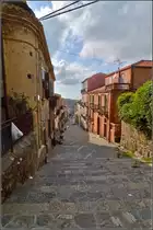 L�wenberg - fr�her Monteleone, seit 1928 wieder mit dem r�mischen Namen Vibo Valentia versehen.

Blick die Gassen hinunter. Sommer 2013.