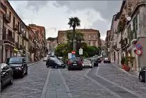 L�wenberg - fr�her Monteleone, seit 1928 wieder mit dem r�mischen Namen Vibo Valentia versehen.

Anstrengender Blick in zwei Gassen. Sommer 2013.