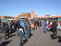 Marrakesch, Place Jemaa el Fna mit Qessabin Moschee (21.12.2013)