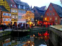 Weihnachtsm�rkte im Elsass - Colmar  La Petite Venise  - Spiegelung der H�user und der weihnachtlichen Beleuchtung in den Gew�ssern der Lauch - 14.12.2013