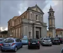 L�wenberg - fr�her Monteleone, seit 1928 wieder mit dem r�mischen Namen Vibo Valentia versehen.

Chiesa di Santa Maria del Soccorso an der Piazza Luigi Razza. Sommer 2013.
