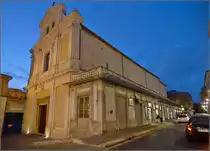 L�wenberg - fr�her Monteleone, seit 1928 wieder mit dem r�mischen Namen Vibo Valentia versehen.

Kirche am Corso Umberto. Interessant ist die Ladenzeile direkt am Anbau der Kirche. Sommer 2013.

Leider sind die Kirchennamen �berraschenderweise nirgendwo verzeichnet. Daher fehlen mir die Namen. F�r Hinweise bin ich dankbar.