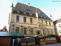 Das sp�tgotische Rathaus mit noch geschlossenen Weihnachtsmarktbuden in Osnabr�ck (Niedersachsen, Dezember 2013)