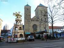 Dom St. Peter mit noch geschlossenen Weihnachtsmarktbuden in Osnabrck (Niedersachsen, Dezember 2013)