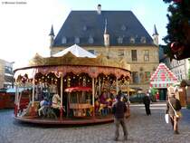Das Karussell vor dem historischen Rathaus hat inzwischen geffnet (Osnabrck, Niedersachsen, Dezember 2013)