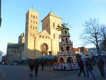 Weihnachtsmarkt vor dem Dom St. Peter in Osnabrck (Niedersachsen, Dezember 2013)