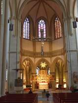 Marienkirche am Markt von Osnabrck - Innenraum mit Triumpfkreuz und geschnitztem Hochaltar (Niedersachsen, Dezember 2013)