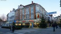 Weihnachtlich geschmcktes Geschftshaus an der Krahnstrae in Osnabrck (Niedersachsen, Dezember 2013)