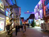 Die Krahnstrae ist einer der vielen schn beleuchteten Einkaufsstraen in Osnabrck (Niedersachsen, Dezember 2013)