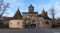 Rdertor im Osten der ueren Stadtmauer von Rothenburg ob der Tauber (Landkreis Ansbach, Bayern, Dezember 2013)