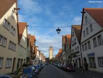 Die Galgengasse mit dem Galgentor im Nordosten der ueren Stadtmauer von Rothenburg ob der Tauber (Landkreis Ansbach, Bayern, Dezember 2013)
