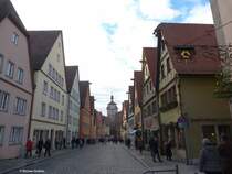 Galgengasse mit dem Weien Turm der inneren Stadtmauer, Rothenburg ob der Tauber (Landkreis Ansbach, Bayern, Dezember 2013)