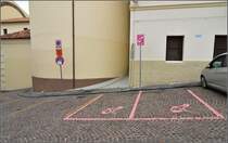 Nicastro - heute der wichtigste Teilort Lamezia Therme.

Kleine Kuriositt am Rande: Ein Parkplatz fr Schwangere am  Peter und Paul Dom. Sommer 2013.