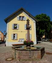 Endingen am Kaiserstuhl, Marienbrunnen, dahinter das Martinshaus, beherbergt eine ffentliche Bibliothek, Juli 2013 