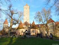 uere Stadtmauer mit Vorbauten des Burgtors im Westen von Rothenburg ob der Tauber wird auch von einer japanischen Gruppe fotografiert (Landkreis Ansbach, Bayern, Dezember 2013)