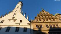 Die Sdfassaden vom gotischen Teil (links) mit Turm und dem jngeren Renaissancebau (rechts) vom Rathaus in Rothenburg ob der Tauber (Landkreis Ansbach, Bayern, Dezember 2013)