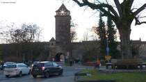 uere Stadtmauer mit Galgentor im Nordosten der Altstadt von Rothenburg ob der Tauber am frhen Abend (Landkreis Ansbach, Bayern, Dezember 2013)