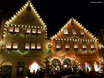Das  Kthe Wohlfahrt  Haus am frhen Abend in der Herrngasse in der Altstadt von Rothenburg ob der Tauber, Landkreis Ansbach, Bayern, Dezember 2013 - noch immer gut besucht