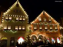 Das  K�the Wohlfahrt  Haus am fr�hen Abend in der Herrngasse in der Altstadt von Rothenburg ob der Tauber, Landkreis Ansbach, Bayern, Dezember 2013 - noch immer gut besucht