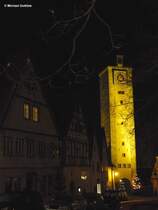 Das Burgtor am Ende der Herrngasse mit nchtlicher Beleuchtung in der Altstadt von Rothenburg ob der Tauber (Landkreis Ansbach, Bayern, Dezember 2013)