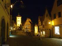 Plnlein mit dem Kobolzeller Tor (rechts) und mit dem Sieberstor (links) im Sden der inneren Stadtmauer in Rothenburg ob der Tauber (Landkreis Ansbach, Bayern, Dezember 2013) - am Abend sind keine Tagestouristen mehr zu sehenဦ