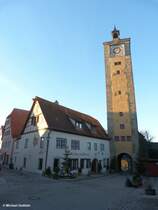 Die Herrngasse endet am Burgtor und davor das  Gasthaus zum Pulverer  - Rothenburg ob der Tauber, Landkreis Ansbach (Bayern, Dezember 2013)