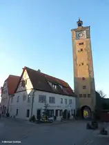 Die Herrngasse endet am Burgtor und davor das  Gasthaus zum Pulverer  - Rothenburg ob der Tauber, Landkreis Ansbach (Bayern, Dezember 2013)