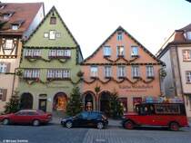 Das  Kthe Wohlfahrt  Haus am frhen Morgen in der Herrngasse in der Altstadt von Rothenburg ob der Tauber, Landkreis Ansbach, Bayern, Dezember 2013 - noch keine Tagestouristen in Sicht