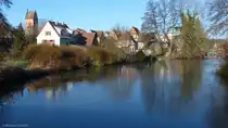 Der Fluss W�rnitz bildet eine nat�rliche Grenze vor der Stadtmauer von Dinkelsb�hl mit dem W�rnitztor (Landkreis Ansbach, Bayern, Dezember 2013)