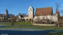 Die Stadtmhle mit dem Museum 3. Dimension rechts, links daneben das Nrdlinger Tor und der Salwartenturm (Dinkelsbhl im Landkreis Ansbach, Bayern im Dezember 2013)