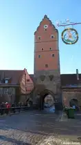 Das W�rnitztor mit anschlie�ender Stadtmauer im Osten der Altstadt von Dinkelsb�hl (Landkreis Ansbach, Bayern, Dez. 2013)
