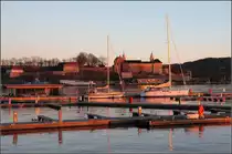 . Von der Gro�stadt ist hier wenig zu sehen - 

Blick vom modernen Tjuvholmen hin�ber zur Akershus-Festung, die im Licht der bald untergehenden Sonne leuchtet. Man k�nnte fast meinen, man w�re in eine kleineren Provinzstadt, obwohl die Festung recht ausgedehnt ist. Im 17. Jahrhundert wurde die Bastion zum Akershus-Slott umgebaut, im Stil der Renaissannce. 

Oslo, 29.12.2013 (Matthias)