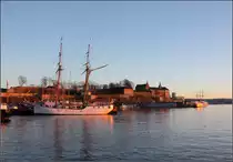 . Wie aus einer anderen Zeit -

Segelschiffe vor der Akershus-Festung in Oslo. Aber wendet man sich weiter nach rechts kommt die moderne Bebauung der Aker Brygge ins Bild. Und unter der Festung verl�uft in zwei dreispurigen Tunnelr�hren die Europastra�e E18 als Autobahn.

29.12.2013 (Matthias)