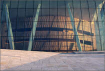 . Einblick -

Blick durch die groe Glasfassade in den Foyerbereich des Osloer Opernhauses. Im Innern des Foyer dominiert Holz.

29.12.2013(Matthias)