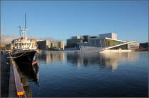 . Treibende Eisschollen -

Das neue Opernhaus im Hafenbecken der Bjrvika in Oslo. 2008 wurde das 520 Millionen Euro teure Bauwerk erffnet. Es wurde von den Norweger Architekten Snhetta geplant und ist auch auerhalb der Spielzeiten ein Publikumsmagnet, aufgrund seiner Architektur mit den begehbaren Dachflchen. Auch sein Foyer mit einem Caf ist offen zugnglich.

29.12.2013 (Matthias)