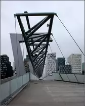 . �ber die Bahnsteiggleise von Oslo S -

Das Barcode-Areal wird mit diesem ungew�hnlichen Fu�g�ngersteg mit dem Gesch�ftsviertel und der Stra�enbahn- /Bushaltestelle n�rdlich der Bahn verbunden.

30.12.2013 (Matthias)