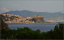 Scilla - Geschichtstrchtiger Felsen an der Strae von Messina. Im Hintergrund Sizilien. Sommer 2013. 
