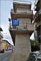 Scilla - Charme der Gassen im St�dtchen, nicht nur die sind eng gebaut. Sommer 2013.