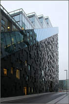 . Schrges Treppenhaus am stufigen Gebude -

Blick auf die Ostfassade des DNB-Gebudes C von Dark Architekter mit dem schrgen Glasband hinter dem sich die Treppen und ein Schrgaufzug befinden.

30.12.2013 (Matthias)