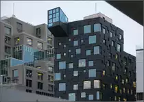 - Oben links ein Glaserker - 

Der Glaserker stellt das obere Ende des sich schr�g am Geb�ude hochziehende Treppenhauses mit Schr�gaufzug dar. In der obersten Etage gibt es wohl ein Restaurant. Ansonsten beinhaltet das Geb�ude zusammen mit den beiden �stlich anschlie�enden H�usern haupts�chlich die DNP-Hauptverwaltung. Interessant auch die Fassade mit den unterschiedlich gro�en quadratischen Fenstern. Geplant wurde es von Dark Architekter aus Oslo.

30.12.2013 (Matthias)

