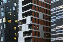 . Zwischen zwei dunklen H�usern - 

Zwischen zwei Geb�uden mit dunklen Fassaden von Dark Architekter steht diese 2013 fertig gewordene B�ro- und Wohngeb�ude im Barcode-Areal von Oslo. Architekten diese relativ schmalen Geb�udes sind MAD-Architekter aus Oslo.

30.12.2013 (Matthias)