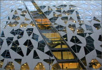 . Spalt in der Fassade - 

Das Treppenhaus am Deloitte-Brogebude in Oslo zeichnet sich in der Fassade durch einen schrgen, glsernen Spalt nach. 

30.12.2013 (Matthias)