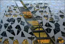 . Spalt in der Fassade - 

Das Treppenhaus am Deloitte-B�rogeb�ude in Oslo zeichnet sich in der Fassade durch einen schr�gen, gl�sernen Spalt nach. 

30.12.2013 (Matthias)