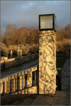 - Schattenspiel - 

Der Schatten des Frauentores wird auf eine Beleuchtungstele geworfen.

Oslo, Vigeland-Anlage, 29.12.2013 (Matthias) 
