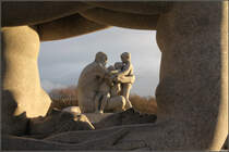 . Durchblick -

Blick zwischen zwei Frauenfiguren zu einer Gruppe mit altem Mann und Kindern.

29.12.2013 (Matthias)