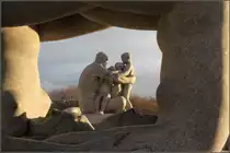 . Durchblick -

Blick zwischen zwei Frauenfiguren zu einer Gruppe mit altem Mann und Kindern.

29.12.2013 (Matthias)