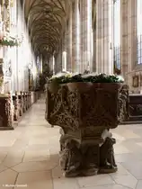 Taufbecken im M�nster St. Georg zu Dinkelsb�hl (Landkreis Ansbach, Bayern, Dezember 2013)