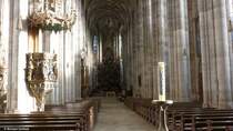 Mnster St. Georg - Innenansicht Blick vorbei an Kanzel und Osterkerze in den Chor mit Tannenbaum vor dem Hochaltar (Dinkelsbhl, Landkreis Ansbach, Bayern, Dezember 2013)
