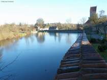 Der Rothenburger Weiher vor den Stadtmauern mit dem Turm des Rothenburger Tors (Dinkelsbhl, Landkreis Ansbach, Bayern, Dezember 2013)